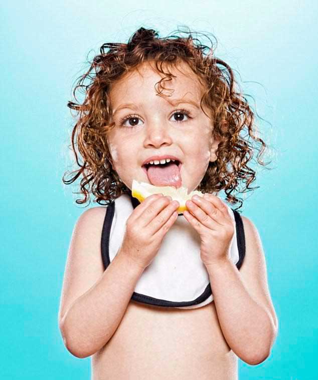 عکس های خنده دار قیافه کوچولو ها بخاطر خوردن لیمو
