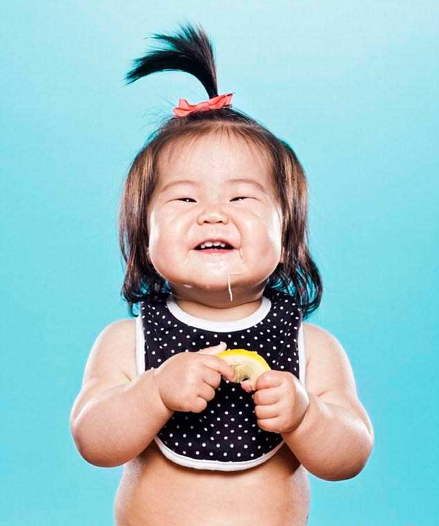 عکس های خنده دار قیافه کوچولو ها بخاطر خوردن لیمو