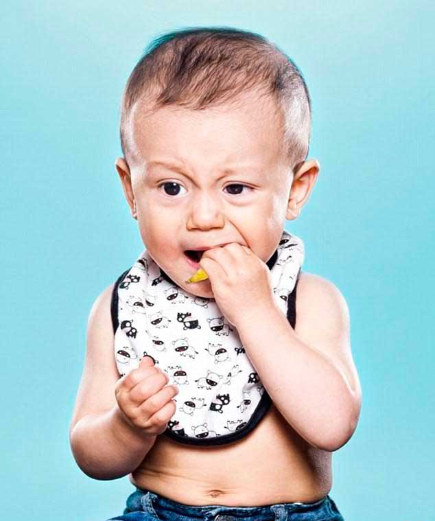 عکس های خنده دار قیافه کوچولو ها بخاطر خوردن لیمو