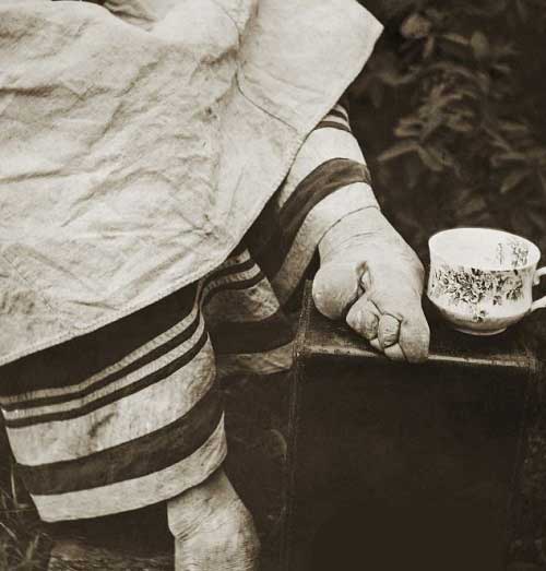 پیرزنی از نسل پاکوتاه (عکس)