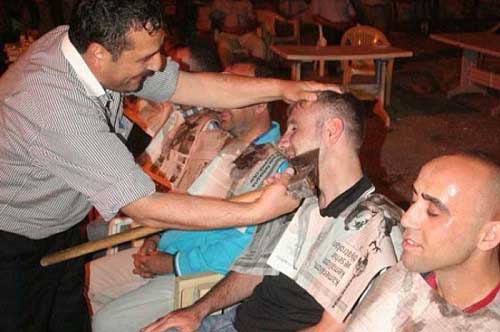 صورت داماد را با تبر زدند (عکس)
