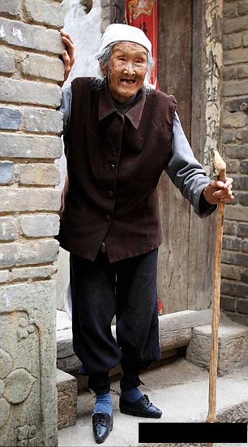 پیرزنی از نسل پاکوتاه (عکس)