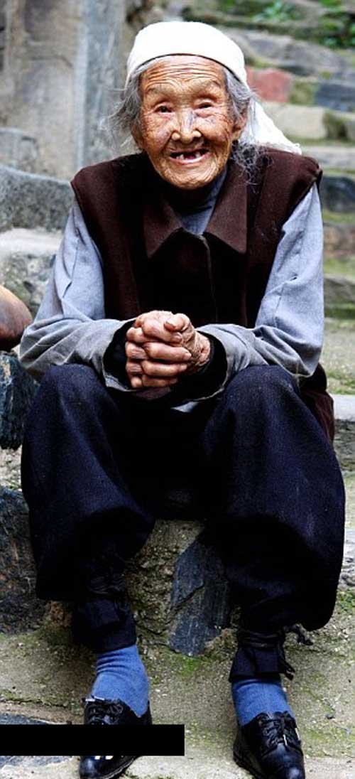 پیرزنی از نسل پاکوتاه (عکس)