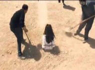 سنگسار زن بیچاره بخاطر عقاید پوسیده  (18+)
