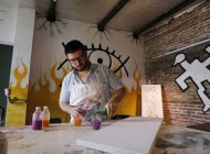 نقاشی با سوراخ چشم (عکس)