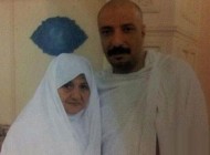 عکس دیدنی بازیگر مشهور با مادرش در حج
