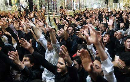 مراسم شال‌ اندازی عزاداری محرم  (عکس)
