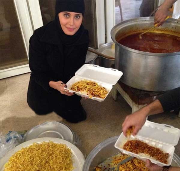 عکس جالب الناز شاکردوست در حال نذری دادن