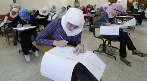 تقلب دختر دانشجو در امتحان با استفاده از دو هندزفری!!