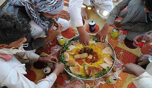 تصاویری از مردی که مارمولک می‌ خورد