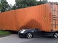 نجات شگفت انگیز دختر خوش شانس از این تصادف (عکس)