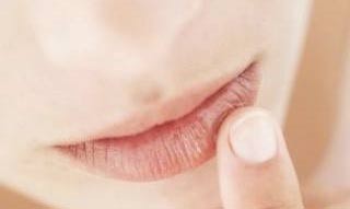 با ترک خوردگی لب ها چه کنیم
