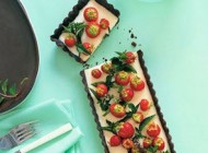 تهیه شیرینی شکلاتی با توت فرنگی و انگور قرمز