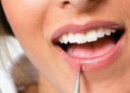 ترفندی برای نگهداشتن برق لب بر روی لب