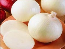 اینگونه پیاز را به راحتی پوست بکنید