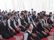 آیا امام جماعت می تواند غیر روحانی باشد؟