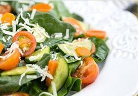 تهیه اسان سالاد رژیمی گوجه فرنگی و اسفناج