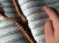نحوه ی نشستن برای قرائت قرآن