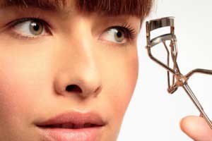 اینگونه مژه های خود را بلند کنید